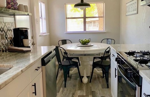 San Antonio House | Cozy 1 Bedroom Suite with Loft Central to SA Atractions