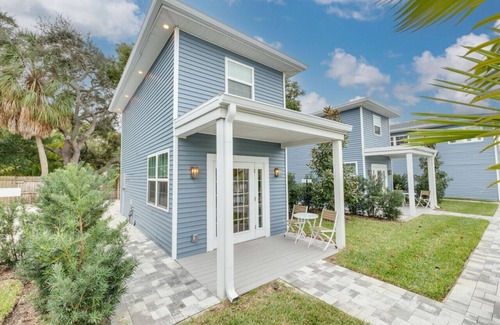 Downtown Dunedin House | Cozy 1 bedroom tiny home with pool "Shelly"
