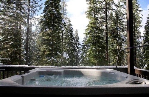 Country Club Estates Apartment | Cozy 1-bedroom apartment in awesome South Lake Tahoe with WiFi
