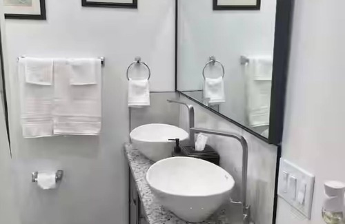 Brampton Apartment | Cozy 1-bedroom with WiFi and AC in charming private location