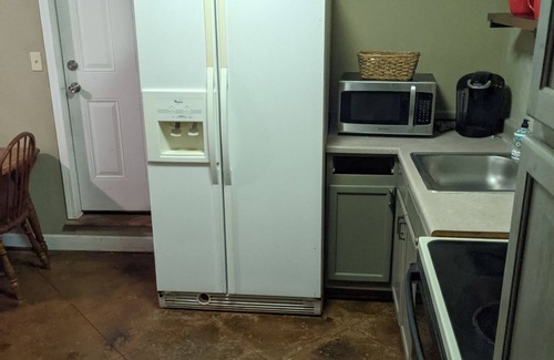 Townville Apartment | Cozy 1 BR/1BA apartment steps from Lake Hartwell.