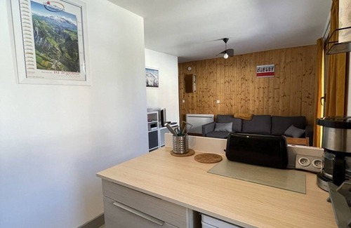 Jeux Apartment | Cozy 1-BR Apartment for 4 in Heart of Alpe d'Huez, Ski-In/Ski-Out, Balcony, Ski Locker