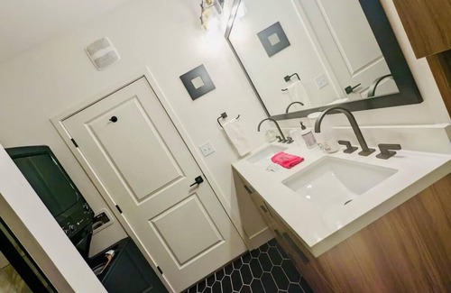 Soulard Apartment | Cozy 1 BR City Garden Garage Parking Gym W&D