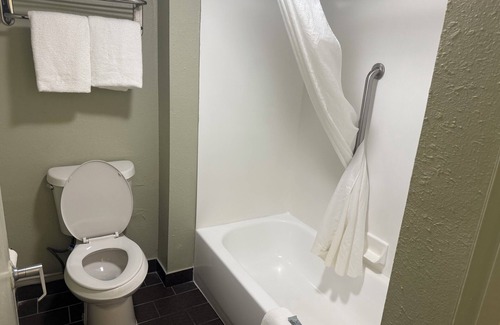 Columbus Hotel | Cozy 1 - room hotel in charming Columbus and Ft. Moore with AC, WiFi