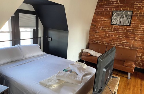 Reading Apartment | Cozy 1-studio apartment, industrial modern in charming Reading with WiFi, AC