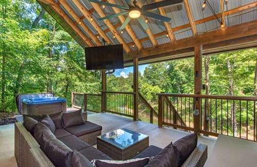 Sevierville Apartment | Cozy 1BD Camper w/LAKE Access! Hot Tub + Pavilion