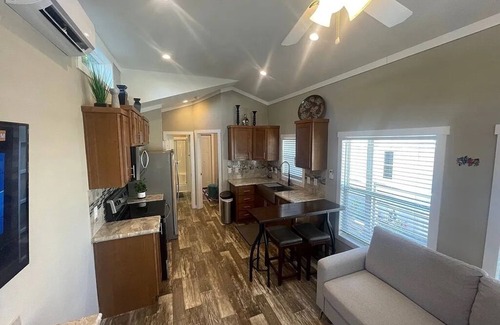 Hurricane House | Cozy 1Bedroom Tiny home with, WiFi + Amenities near Recreation + National Parks