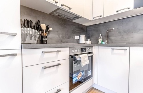 Favoriten Apartment | Cozy 1BR+1LV Apt. Steps Away from Reumannplatz U1