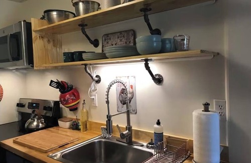 Old North End Apartment | Cozy 1BR Apartment w/Balcony, 5 Min Walk to Church St & Lake Champlain
