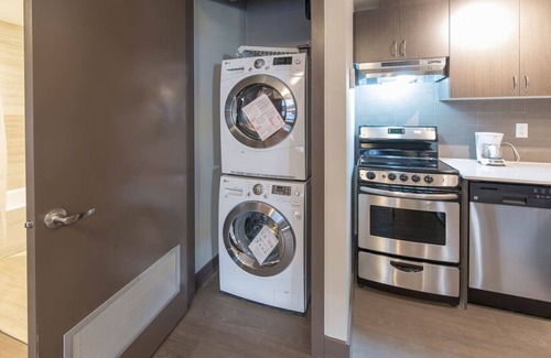 Downtown Ottawa Apartment | Cozy 1BR Apt with Skyline Views near Peace Tower