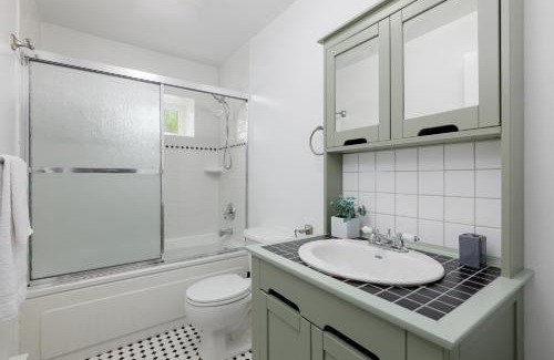 Coquitlam House | Cozy 1br Bsmt Escape Large Free Parking