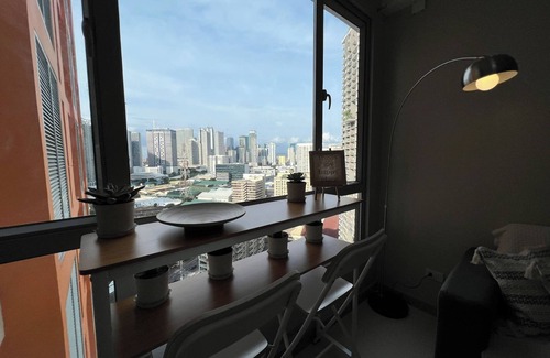 Pasig Condo | Cozy 1BR Condo in Mandaluyong City With City Skyline View