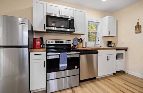 Hendersonville House | Cozy 1BR Cottage w/Firepit | Close to Downtown