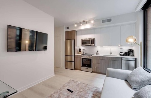 NoMa Hotel | Cozy 1BR in NoMa, Steps to Metro, Dining & More!