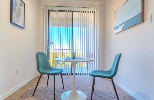 Irving Apartment | Cozy 1BR King Suite | Pool, Gym & Parking 01