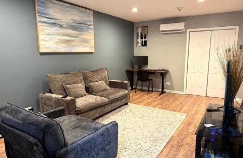 Rogers Park Apartment | Cozy 1BR Retreat Near Transit, Dining And Parking