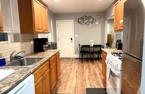 Rogers Park Apartment | Cozy 1BR Retreat Near Transit, Dining And Parking