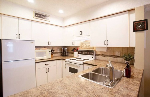 Whistler Creekside Apartment | Cozy 1BR: Sleeps 4,Pool,Hot Tub,BBQ,Free Parking & Near Valley Trail!