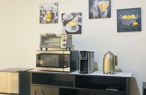 Washington House | Cozy 1st Fl inside 4 level Townhome in DC w/private entrance, WiFi & onsite W/D
