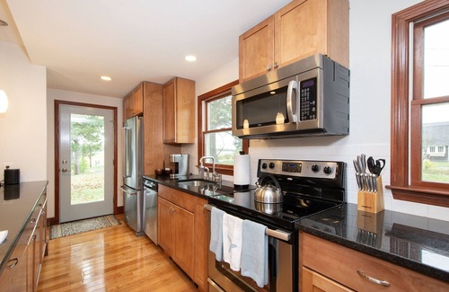 Minot Cottage | Cozy 2/1 in a serene, park-like setting, near Minot Beach & coastal marshes