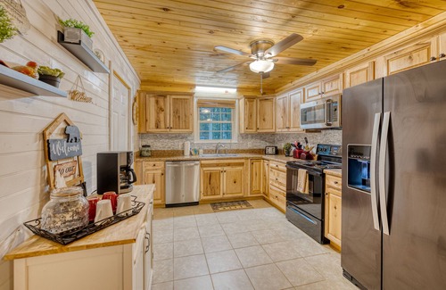Ellijay Cabin | Cozy 2/2 Cabin - Hot Tub, Pet friendly, Close to Cohutta Forest & Carter Lake