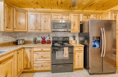 Ellijay Cabin | Cozy 2/2 Cabin - Hot Tub, Pet friendly, Close to Cohutta Forest & Carter Lake