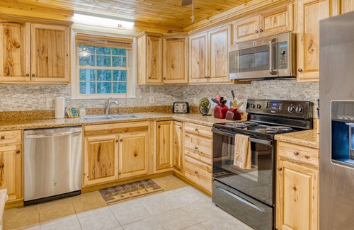 Ellijay Cabin | Cozy 2/2 Cabin - Hot Tub, Pet friendly, Close to Cohutta Forest & Carter Lake