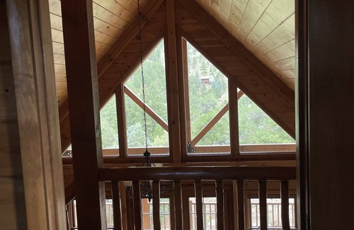 Lyons House | Cozy 2/2 Log Cabin Home - 11 miles from Estes Park, CO