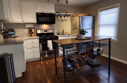 Geneva Apartment | Cozy 2 bd/1ba upper apt -Free WIFI, parking -1mi to Geneva 3rd & Chicago Metra