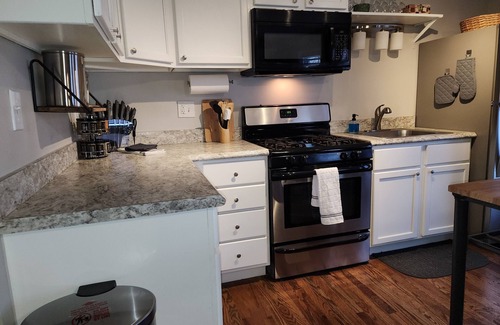 Geneva Apartment | Cozy 2 bd/1ba upper apt -Free WIFI, parking -1mi to Geneva 3rd & Chicago Metra