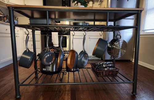 Geneva Apartment | Cozy 2 bd/1ba upper apt -Free WIFI, parking -1mi to Geneva 3rd & Chicago Metra