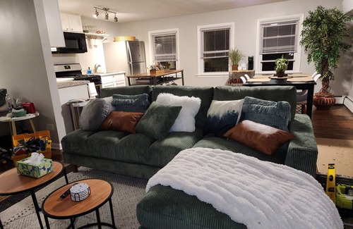 Geneva Apartment | Cozy 2 bd/1ba upper apt -Free WIFI, parking -1mi to Geneva 3rd & Chicago Metra