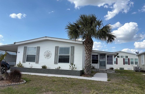 Venice House | Cozy 2-bdr mobile home Venice screened lanai Renters need approval by Bay Indies