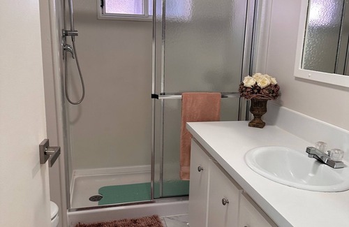 Venice House | Cozy 2-bdr mobile home Venice screened lanai Renters need approval by Bay Indies