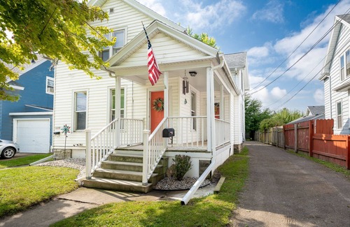 Oshkosh Apartment | Cozy 2 Bed in Oshkosh