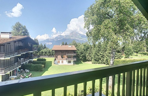 Combloux Apartment | Cozy 2-Bed Mezzanine Apt at Combloux Slopes with Parking, Balcony & Modern Amenities