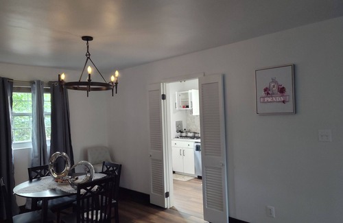 Baltimore Apartment | Cozy 2-bedroom & 1.5 Baths apartment in enchanting Baltimore with WiFi, AC