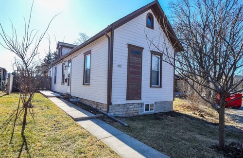 South Park House | Cozy 2 Bedroom Abode in Historical South Park