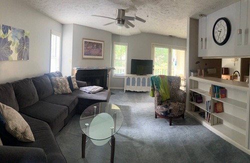 Westover Apartment | Cozy 2-bedroom apartment in charming Fayetteville with AC, WiFi