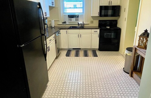 North East Apartment | Cozy 2-bedroom apartment in enjoyable North East with WiFi, AC
