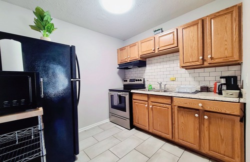 Lexington Apartment | Cozy 2-bedroom apartment with WiFi, AC, walk to UK Campus/Hospital, near St. Joe
