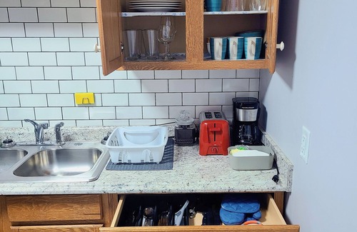 Lexington Apartment | Cozy 2-bedroom apartment with WiFi, AC, walk to UK Campus/Hospital, near St. Joe