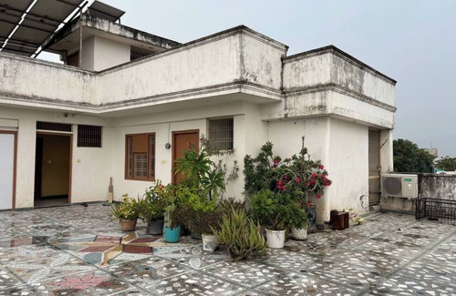 Varanasi Apartment | Cozy 2-bedroom apartment in charming Varanasi with WiFi, AC