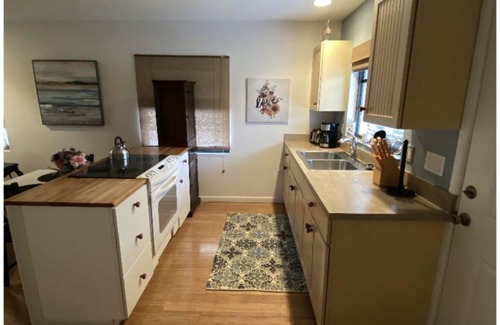 Laurel Apartment | Cozy 2 Bedroom Apartment Close to the Beach!