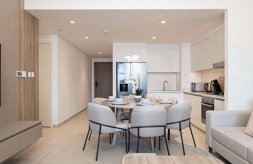 Deira Apartment | Cozy 2-bedroom Apartment with Burj Khalifa View, Steps to Dubai Mall
