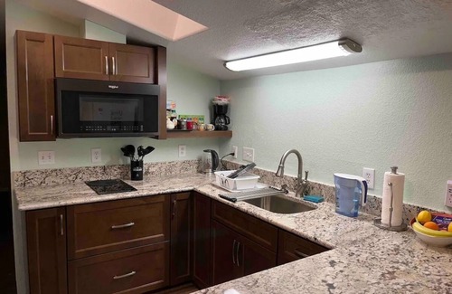 Raisin Apartment | Cozy 2-bedroom apartment in welcoming Fresno with AC, WiFi, next to Fresno State