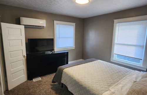 Kokomo Apartment | Cozy 2-bedroom apartment in charming Kokomo with AC, WiFi