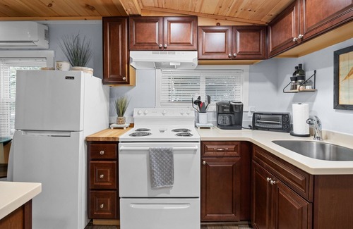 Villas House | Cozy 2-bedroom bungalow located within 15 minutes to Wildwoods & Cape May!