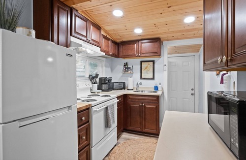 Villas House | Cozy 2-bedroom bungalow located within 15 minutes to Wildwoods & Cape May!