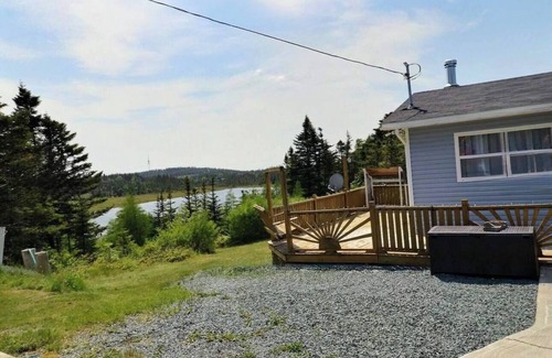 Terra Nova House | Cozy 2-bedroom bungalow in the country but minutes to the highway!